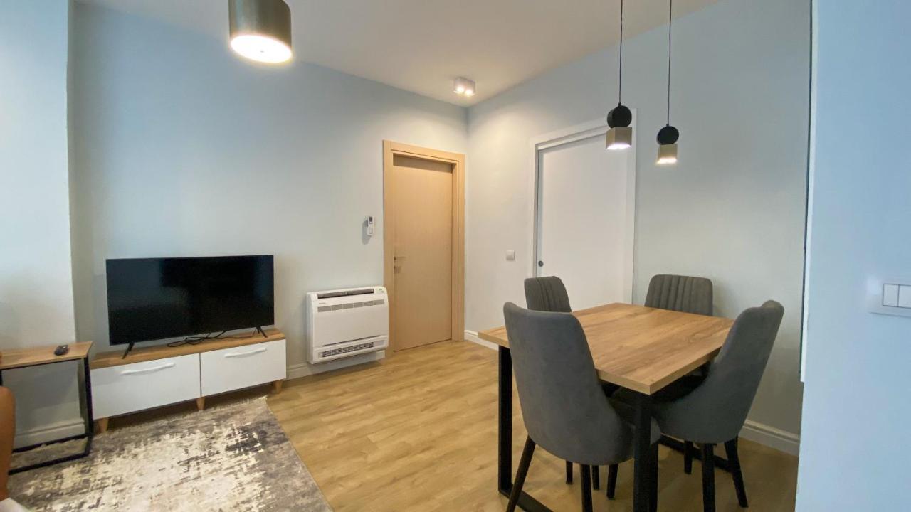 Centrally Located Glamorous Bright Apt Near Bazaar 티라나 외부 사진