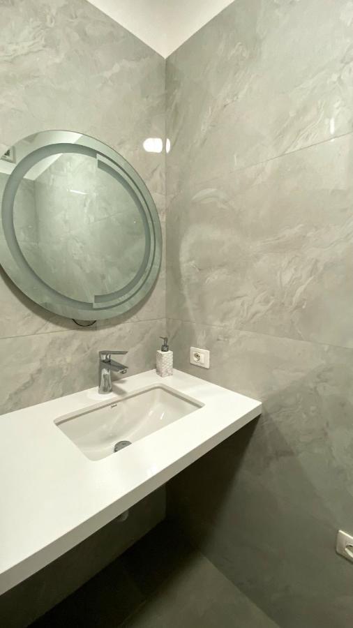 Centrally Located Glamorous Bright Apt Near Bazaar 티라나 외부 사진